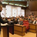 Incident u Skupštini Novog Sada: Odbornik SNS-a pokušao da nasrne na Mirana Pogačara