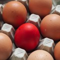 Zašto se farbaju jaja za Vaskrs i šta predstavlja crvena boja