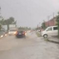 (Video) Reke vode teku ulicama, automobili se jedva probijaju! Strašno nevreme pogodilo Loznicu: "Kao da je neko prosuo iz…