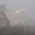 Jeziv snimak nevremena: Vetar otkinuo deo krova, počelo i da varniči (video)