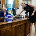 "Zbog njega sam zaboravila da jedem i spavam" Isplivala pisma Trampove asistentkinje zbog koje Melanija šizi: Ona mu je…