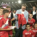 Predsednik zaigrao sa legendama Vučić sa Džajićem i Piksijem "isprobao" novi stadion u Leskovcu