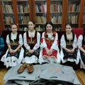 Folklorci dobili od Grada opanke, koje je ručno izradio jedan od poslednjih opančara u Srbiji