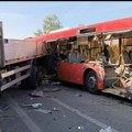 "Strašno, vidim hoće da me gađa" Vozač kamiona uznemiren posle strašnog sudara s autobusom kod Umke - Ne znam kako nije…