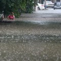 Pacijenti zarobljeni na krovu bolnice; Reka nosi sve, u toku "opasna" akcija FOTO