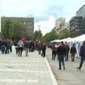 Ispred Skupštine i u "Ćacilendu" pristigao neočekivano veliki broj ljudi: Ore se patriotske pesme
