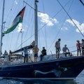 Zaplenjeni brod „Madlin” sa aktivistima i simboličnom pomći za Gazu stigao u Izrael