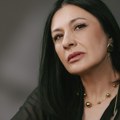 Kaliopi u kupaćem kostimu oduševila pratioce: Pozirala na plaži i ne skida osmeh sa lica FOTO