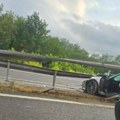 "Poršeom" probio zaštitnu ogradu: Nesreća na autoputu Pirot-Niš: Vozilo u potpunosti uništeno (foto)