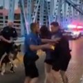 Bez milosti, naoružani do zuba tukli i pucali na blokadere Ovako je američka policija razbila barikade na mostu u Kentakiju…