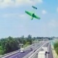 (Video) Zastrašujući snimak pada aviona na auto put: Poznati advokat i njegova partnerka poginuli na licu mesta, nije im bilo…