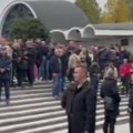 Veliki broj ljudi se okupio na groblju Evo gde će počivati Halid Bešlić (foto/video)