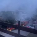 (Video) Veliki požar u kotežu, zgrade se ne vide od dima: Stan u plamenu, vatrogasci se bore se sa vatrom