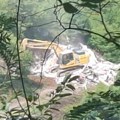 (Foto) Počelo rušenje 11 vikendica na obali Gazivoda, vlasnici traže još vremena za iznošenje stvari