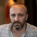 Испред врата ме је дочекала коверта са фотографијом: А онда сам видео рукопис позади и крв ми се следила у месту