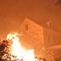 Vatra guta kuće, turisti beže: Dramatični prizori sa Jadrana, Omiš u plamenu