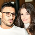 Marina Gagić pokazala kako prati sina Alekseja u školu Mališan krenuo u prvi razred, a na leđima nosi veliki plavi ranac…