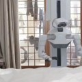 Kineski robot koji kuva, čisti i namešta krevet – budućnost uskoro u domovima širom sveta (VIDEO)