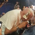 Era Ojdanić frapirao potezom na Šabačkom vašaru: Usred pesme ženi iz publike gurnuo mikrofon u grudi (video)