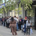 Gužve u Kragujevcu se ne smiruju: Građani treći dan u redovima, za 6.000 dinara čeka se i do sat i po!