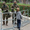 Konačno lepa slika sa severa Kosova: Dečak u Zvečanu vojnicima KFOR-a poklanjao venčiće
