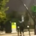 Jeziv snimak iz francuske Demonstranti sekli banderu, usledio je udarac koji lomi kičmu! (video)