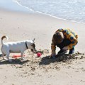 Dečak šetao psa, pa u pesku pronašao ljudsku kost: Kada su otkrili kome pripada, usledio je šok