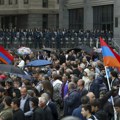 На протестима у Јеревану од почетка априла приведено 137 људи, демонстранти траже оставку премијера Пашињана