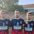 Tri brata zajedno na fudbalskom terenu Živkovići u Podgrmeču iz Žitišta rame uz rame