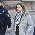 Greta Tunberg ponovo sa lisicama na rukama: Sa demonstrantima blokirala jednu od prestoničkih raskrsnica