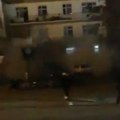 (Uznemirujuće) srušila se zgrada u Turskoj: Najmanje pet osoba zarobljeno u ruševinama (video)