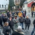 Protest podrške svešteniku Nikoli Simiću u porti nove crkve u Kragujevcu