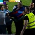 Potpuni haos u Kragujevcu na kraju! Igrači sa klupe hteli da se pobiju, fudbaler Radničkog "pokosio" rivala