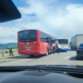 Saobraćajna nesreća na autoputu: Stvaraju se velike gužve, sve trake stoje, a u udesu učestvovalo više vozila