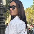 (Foto): Marija Karan u tanga farmerkama, za ovo baš treba hrabrosti: Glumica (43) napravila naos na ulicama Pariza, svi se…