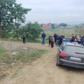 Мештани Разгојне и Чифлука блокирали ископ песка из Јужне Мораве: “Уништавају реку и мост, а сви ћуте!”