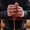 Ухапшен на сахрани! Свештеник из Далмације осуђен због педофилије, ево какву казну је добио