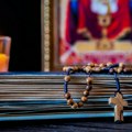 Да ли је грес̌но носити туђи крст? Одговор духовника изненадио многе вернике