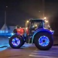 Paraćinci ostali u čudu! Okićeni traktor kao novogodišnja jelka provozao se ulicama grada: Čak su i gume "ponele" ukrase…