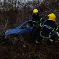 Brza intervencija kragujevačkih vatrogasaca: Vozač bez povreda izvučen iz automobila koji je sleteo s puta