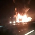 (Video) Požar buknuo na auto-putu, vatra guta prikolicu kod Kovilja