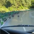 Reka piva i srča na kolovozu! Drama na poznatom prevoju: Kamion izgubio teret, vozila mile – vozačima upućeno hitno upozorenje…