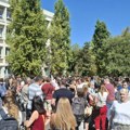 Održan protest zbog otpuštanja profesora Jovine gimnazije u Novom Sadu: Učenici bojkotovali prvi dan škole