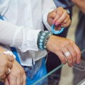 U prodavnici polovne garderobe pronašla skupocenu narukvicu: Čim je primetila ovo, odmah je znala da je vredna