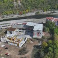 Planuli stanovi u „Prijepolju na vodi“, od 177 već prodato 125: Ovako izgleda gradilište elitnog naselja na obali Lima…
