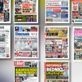 Naslovne strane sutrašnjih novina: Prelistavanje štampe za subotu, 24. oktobar 2026. godine