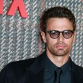 Veliko pojačanje za Netflixov hit: Zvezde "Gospodara prstenova" stižu u treću sezonu "The Gentlemen"