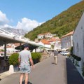 "Bez poljupca na prvom sastanku i oprečnih mišljenja, CRNOGORCI su uvek u pravu", u turističkom vodiču Crne Gore objavljene…