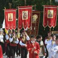 Veliki broj vernika i narodne nošnje: Ovako Srbi u Leposaviću proslavljaju Svetog Vasilija Ostroškog foto