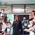 (Video) Neviđena scena u Osnovnoj školi u bačkoj palanci: Došla kao zamena na 2 godine, a otišla u suzama, ali radosnicama